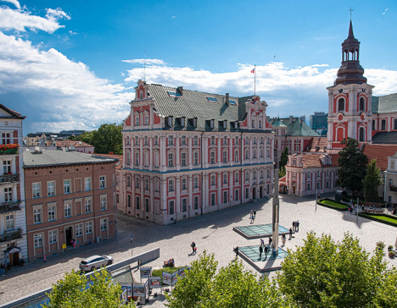 Widok na budynek Urzędu Miasta Poznania przy Placu Kolegiackim