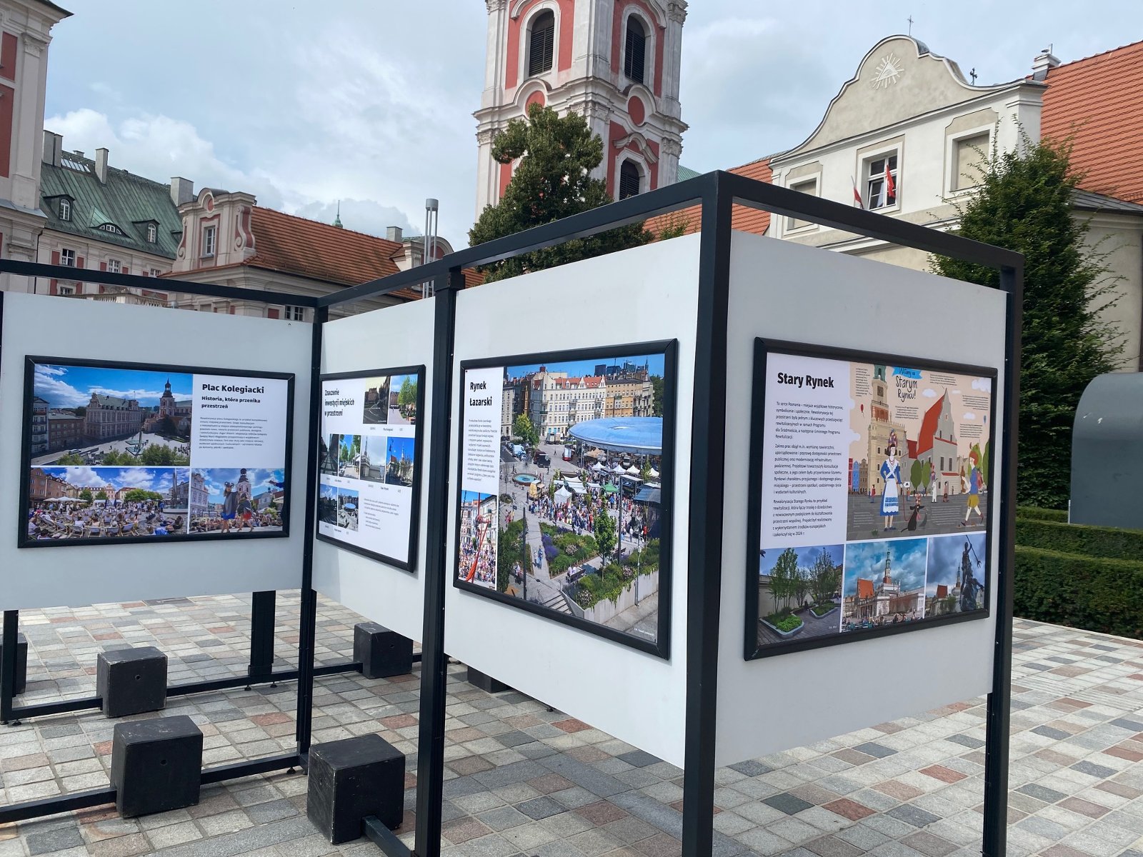 Widok na cztery ekspozytory wystawowe z planszami Plac Kolefiacki, Rynek Łazarski i Sary Rynek