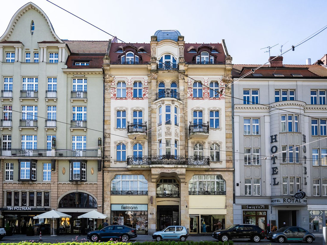 Widok na kamienice przy ul. Św. Marcin. W środku Kamienica Haasego i Wagnera.