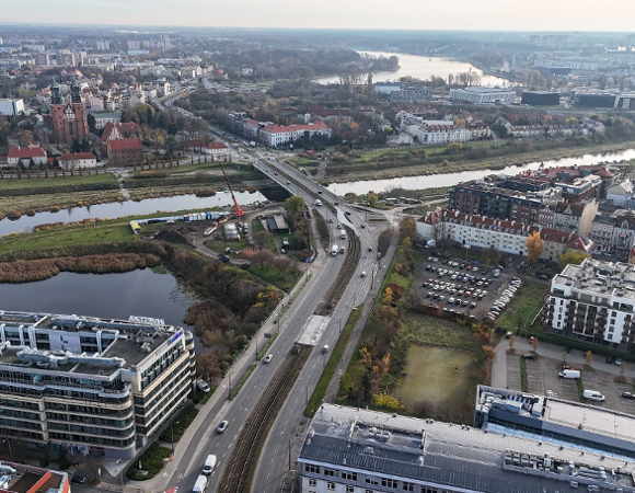 Widok na most Chrobrego i ul. Estkowskiego z drona od strony ul. Garbary