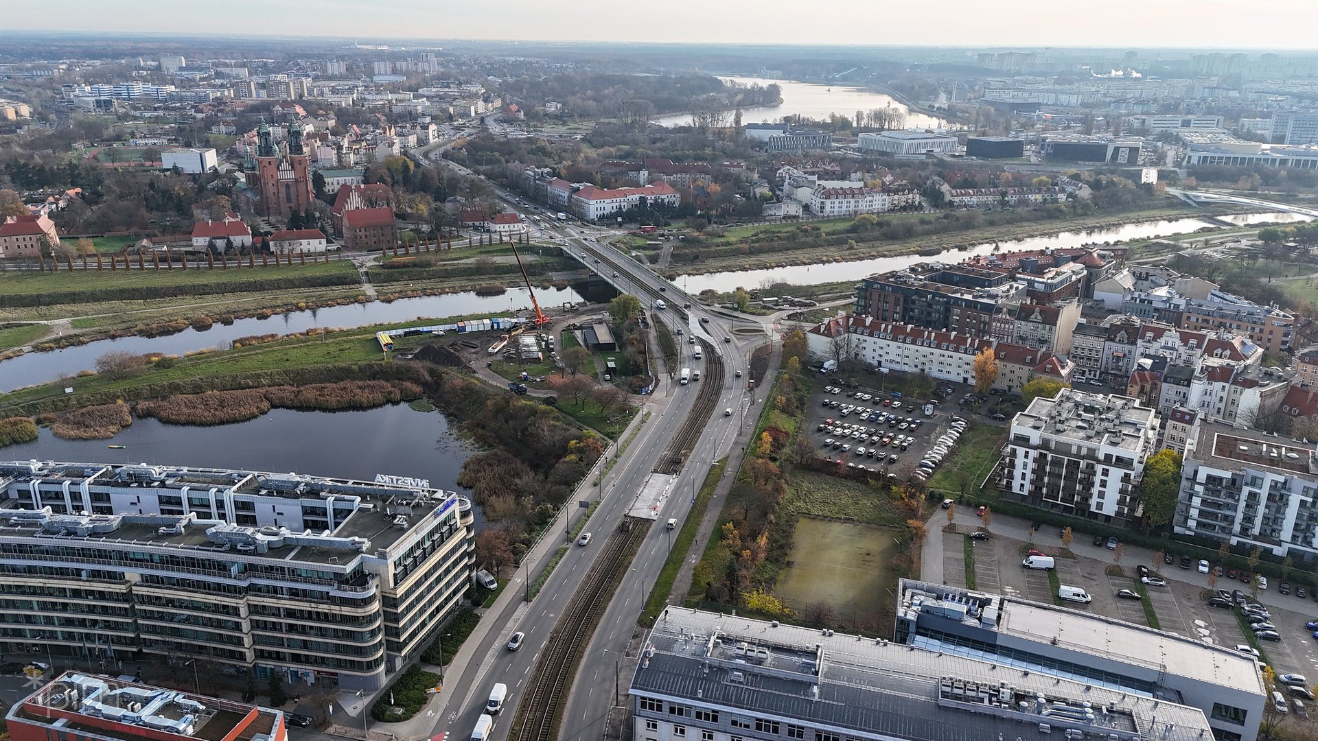 Widok na most Chrobrego i ul. Estkowskiego z drona od strony ul. Garbary