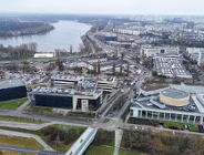 Widok na nową drogę rowerową od mostw Berdychowskich. W oddali widac jezioro Maltańskie