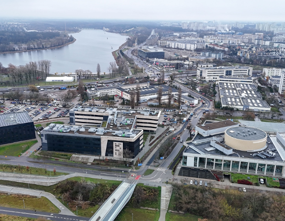 Widok na nową drogę rowerową od mostw Berdychowskich. W oddali widac jezioro Maltańskie
