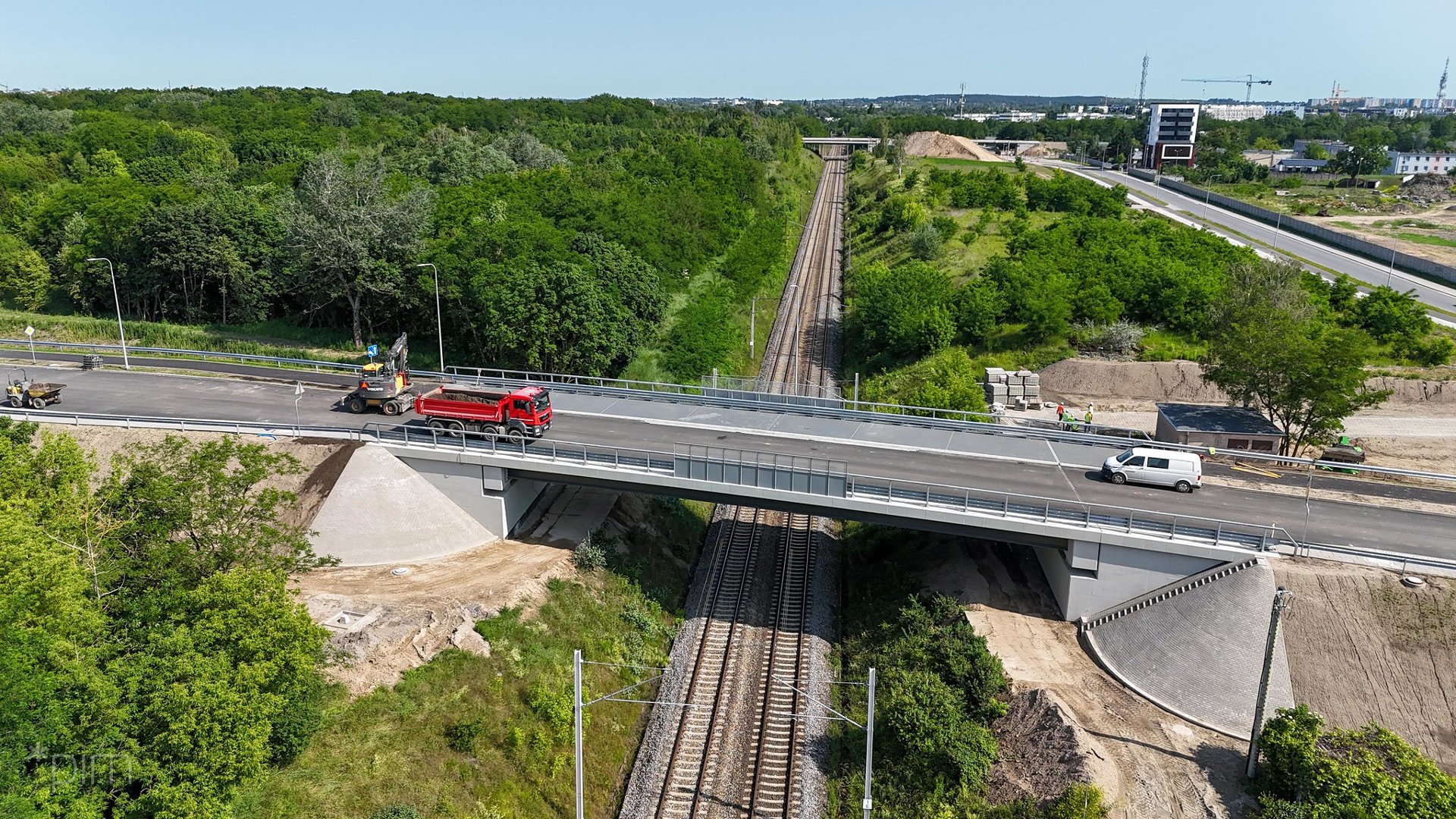 Widok na nowy wiadukt pzy ul. Golęcińskiej nad linią kolejową. W tle widać wiadukt wzdłuż ul. Lutyckiej
