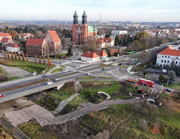 Widok na Ostrów Tumski, most Chrobrego i ul. Wyszyeńskiego oraz Wieżową
