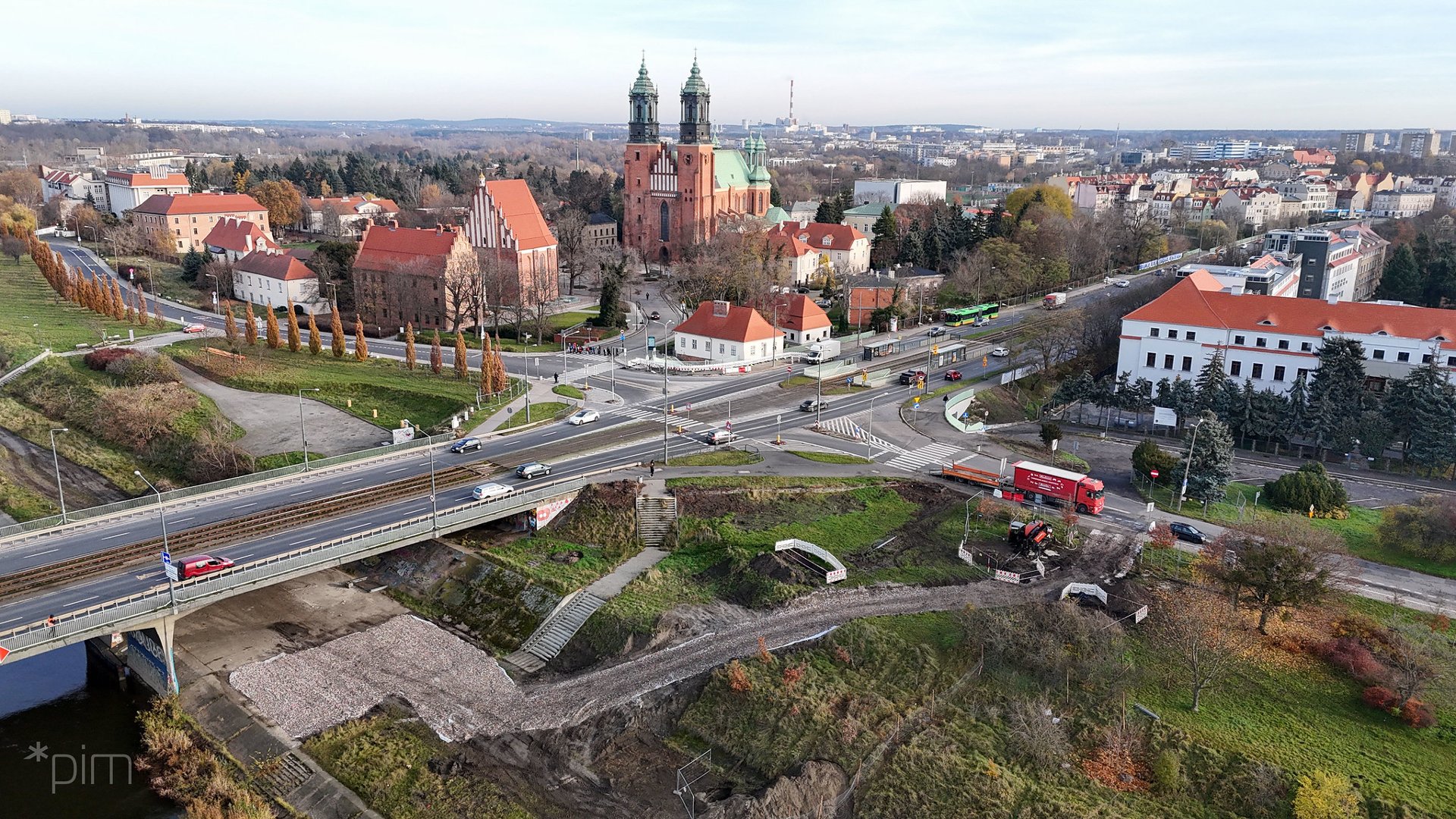 Widok na Ostrów Tumski, most Chrobrego i ul. Wyszyeńskiego oraz Wieżową