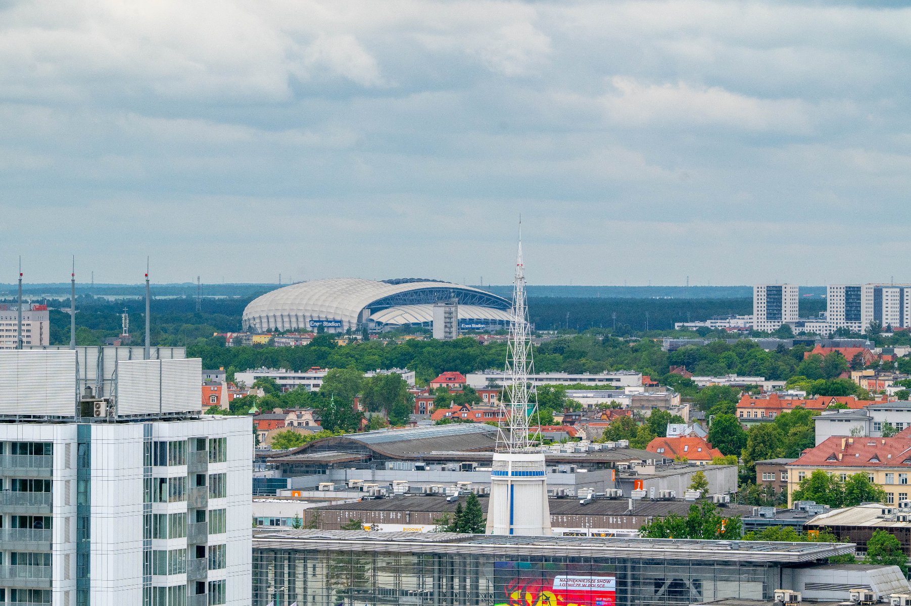 Widok na panoramę Poznania. Widać Iglicę na MTP. W oddali widać stadion przy ul. Bułgarskiej