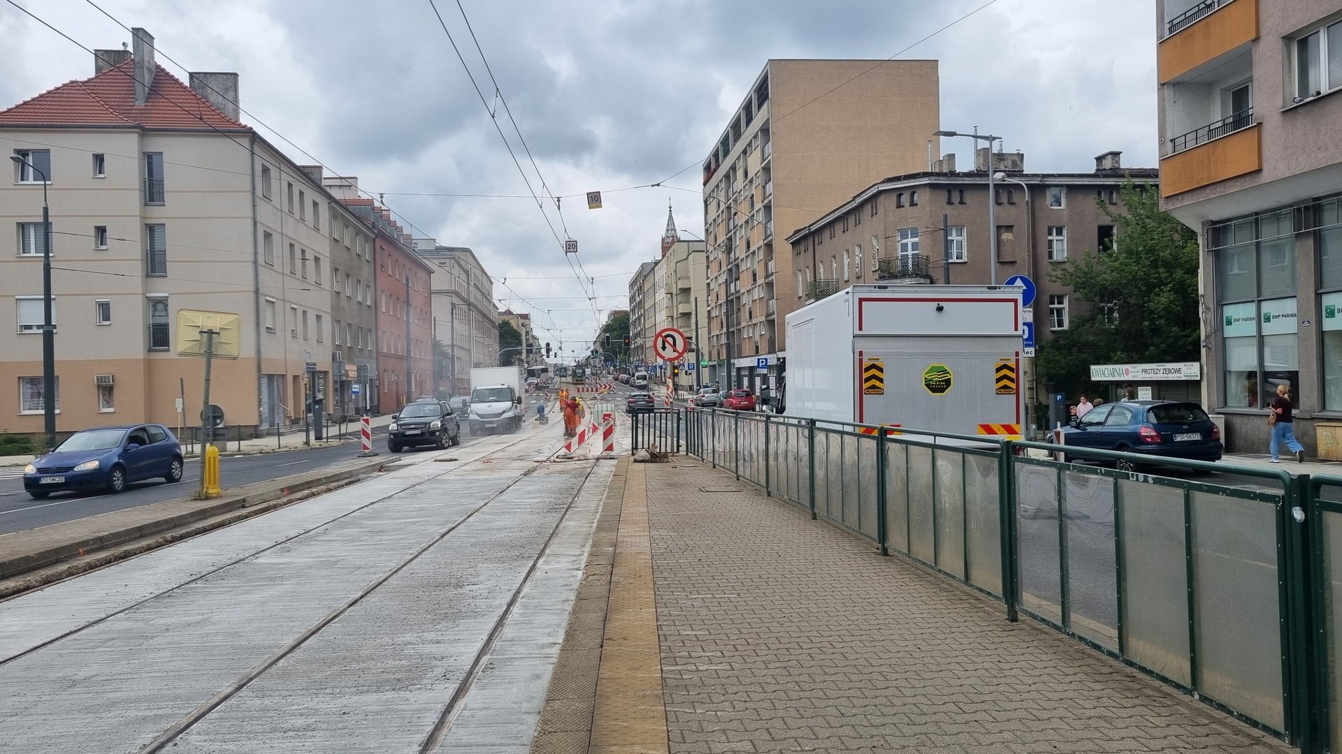 Widok na remontowany fragment torowiska przy ul. Głogowskiej