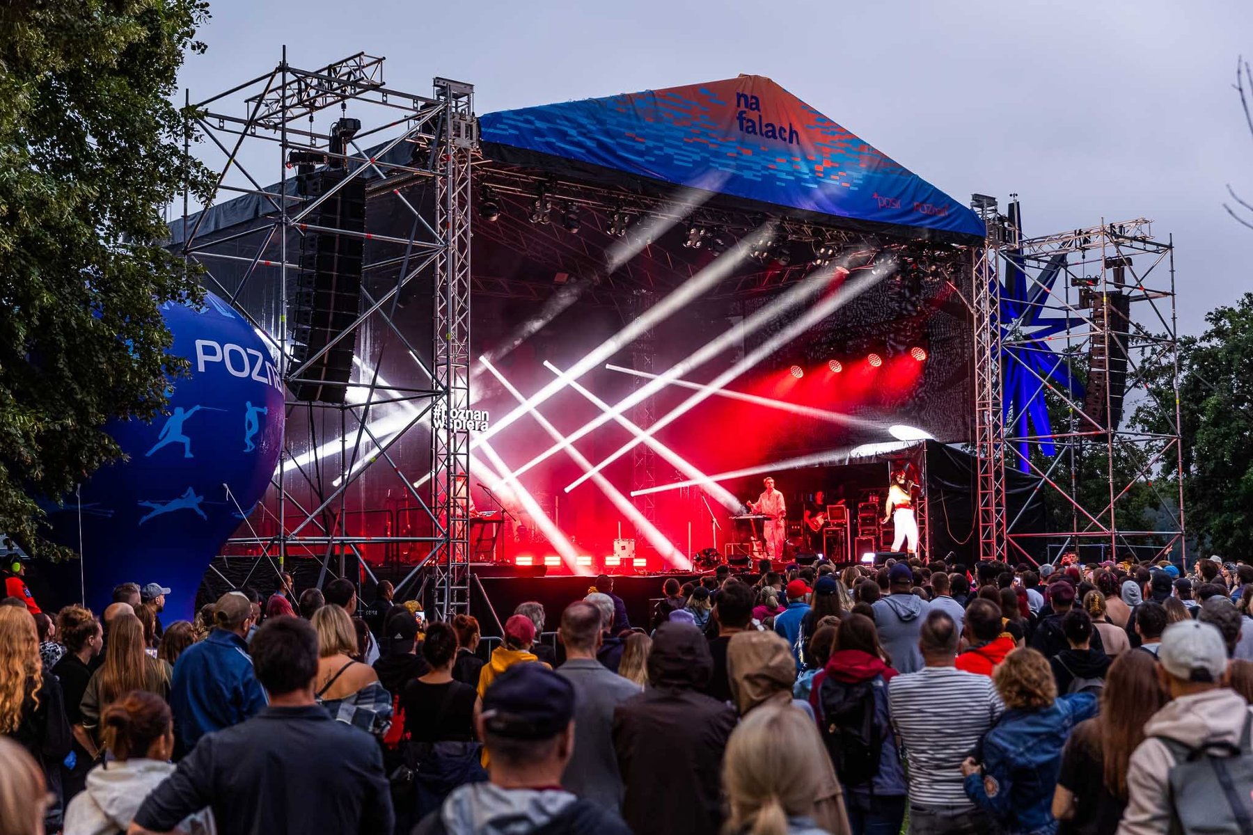 Widok na scenę w Strzeszynku i tłum ludzi przed nią