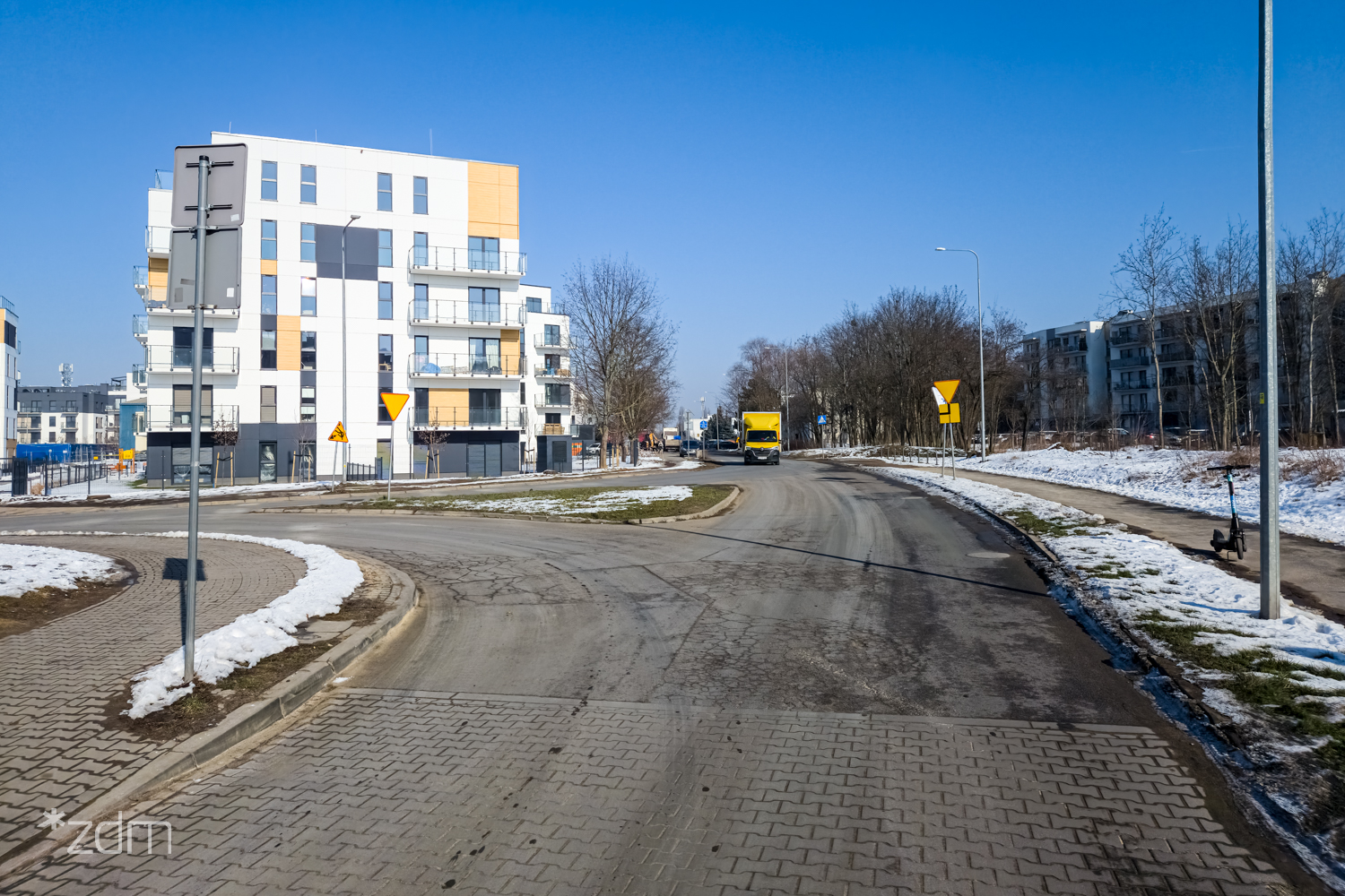 Widok na skrzyżowanie ul. Jasielskiej, gdzie powstanie rondo, na poboczu snieg, w tle bloki mieszkalne