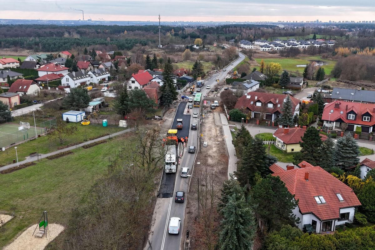 Widok na toczące się prace na skrzyżowaniu ulic Lubczykowej, Naramowickiej, Łopianowej i Radojewo