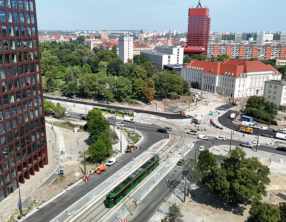 Widok na węzeł Wierzbięcice i budynki na Nowym Rynku po lewej stronie