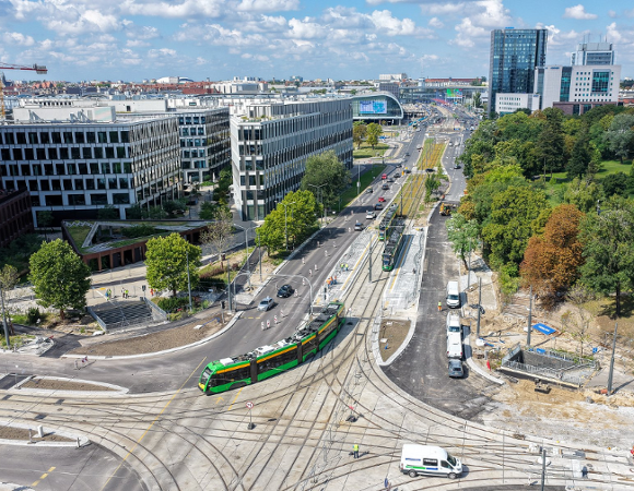 Widok na węzeł Wierzbięcice i tramwaje kursujące w obu kierunkach