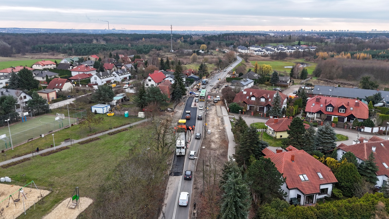 Widok toczące się prace na skrzyżowaniu ulic Lubczykowej, Naramowickiej, Łopianowej i Radojewo