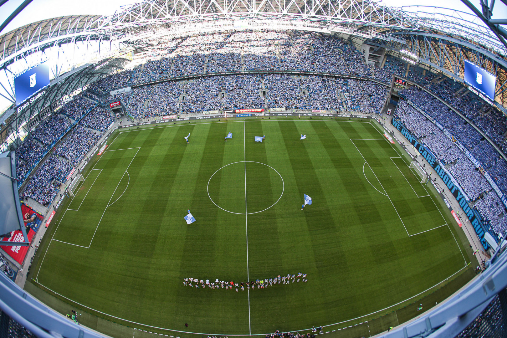 Widok z drona nas stadion wypełniony kibicami