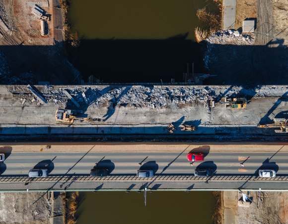 Widok z góry na 2 części Mostu Chrobrego - północną rozbieraną i południową, po której poruszają się pojazdy i pisei