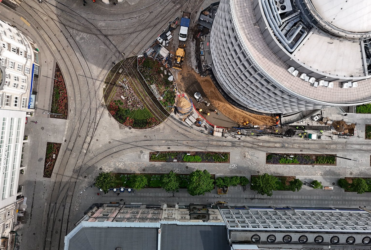 widok z góry na poznański Okrąglak i skrzyżowanie przy nim, na którym budowany jest łuk tramwajowy