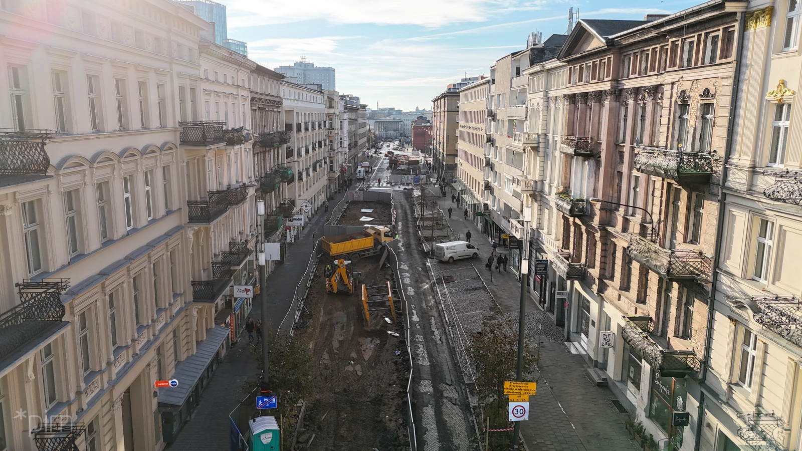 Widok z góry na remontowany odcinek ulicy Ratajczaka. Po bokach kamienice. Na środku widok na sprzęt budowlany.