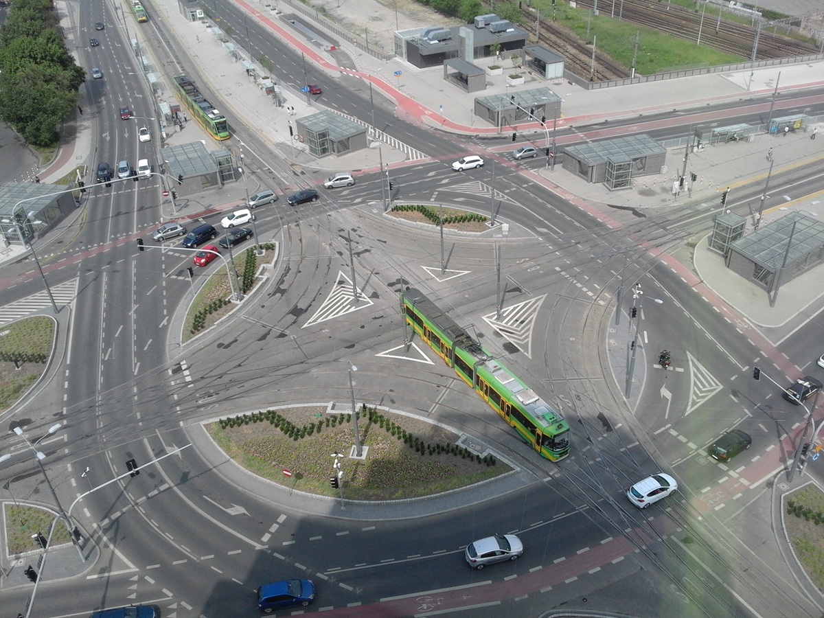 widok z góry na rondo, widoczny ruch tramwajowy i samochodowy