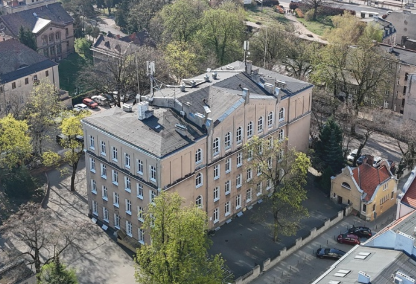 widok z lotu ptaka na gmach szkoły, budynek zabytkowy