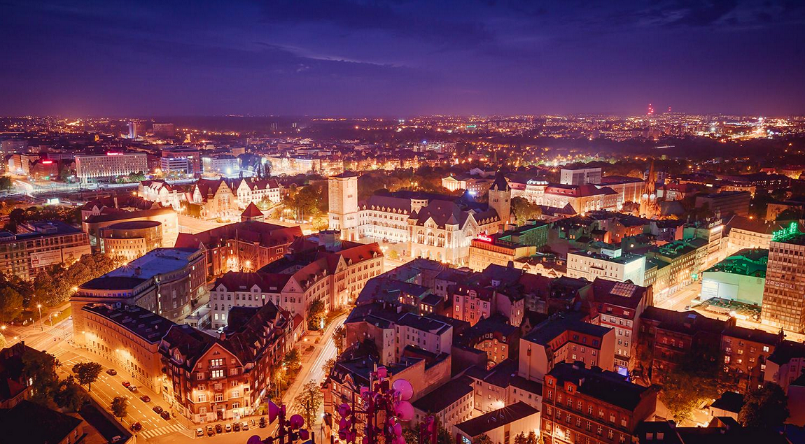 widok z lotu ptaka na miasto w porze nocnej, rozświetlone światyłami ulicznymi