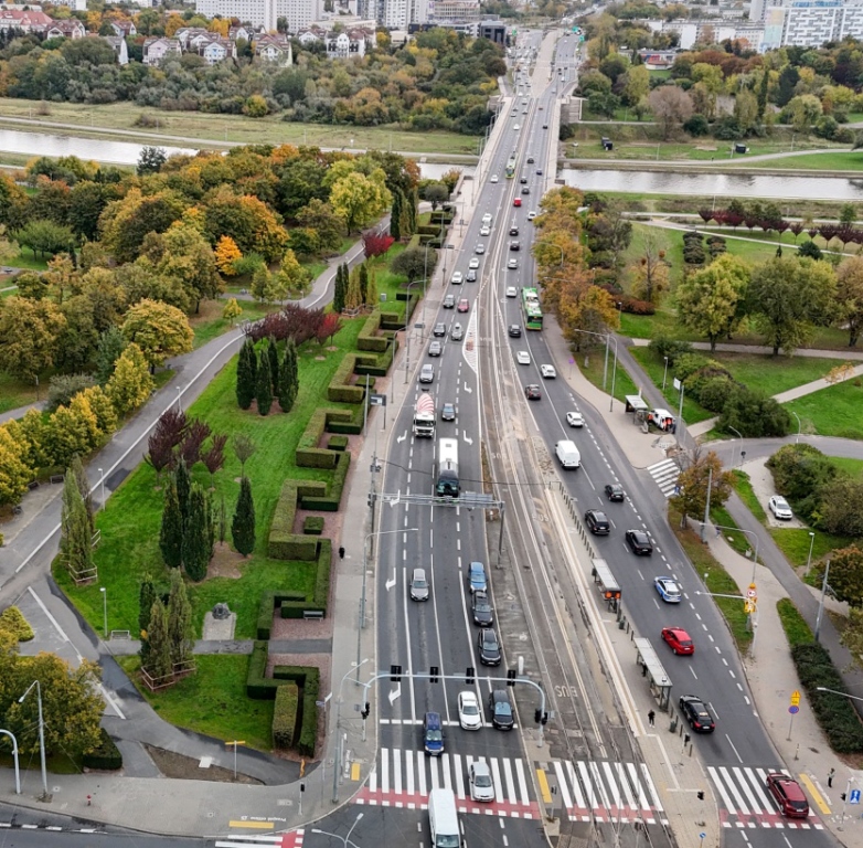 widok z lotu ptaka na most nad rzeką, na moście ruch samochodowy, tramwajowy i autobusowy