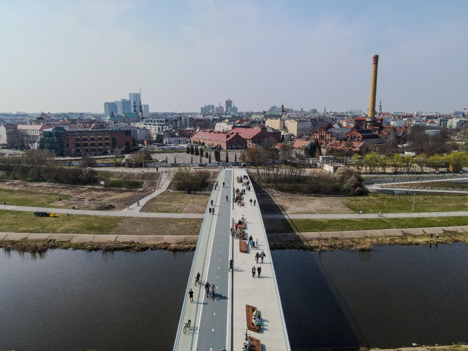 Widok z lotu ptaka na mosty Berdychowskie, w tle centrum miasta