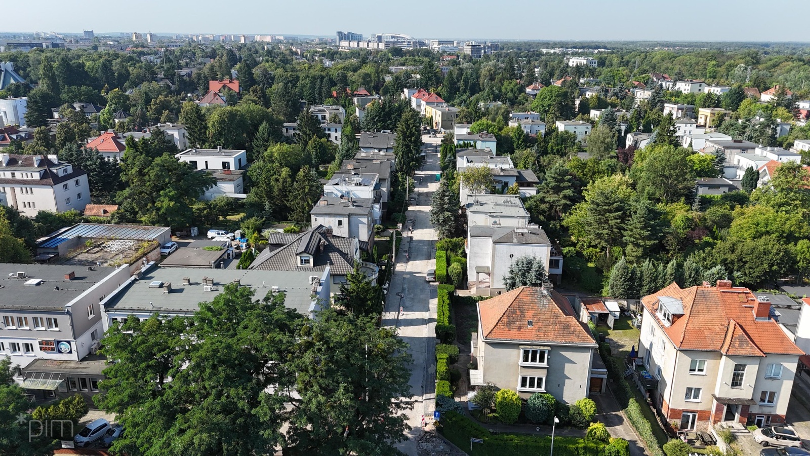Widok z lotu ptaka na osiedle domów jednorodzinnych na Ogrodach. W centralnej części zdjęcia ul. Radosna
