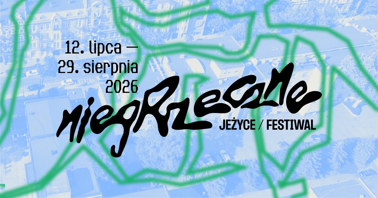 Widok z lotu ptaka na pozańskie Jeżyce. Zdjęcie jest pokryte niebieskim filtrem. Na nim zielone linie przypominające rzeki. Na wierzchu czarny napis "niegRzeczne jeżyce/festiwal".
