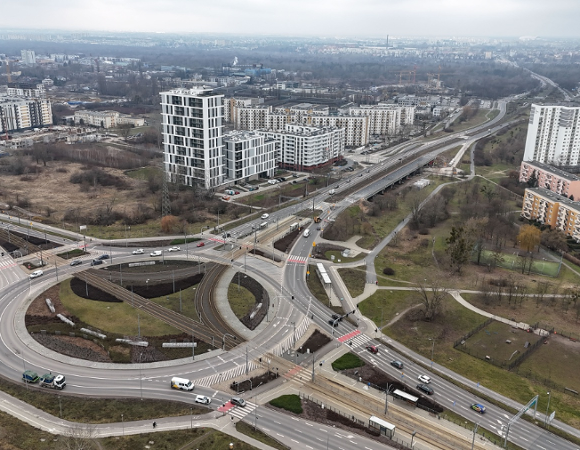 Widok z lotu ptaka na rondo Żegrze i ul. Hetmańską z wiaduktem