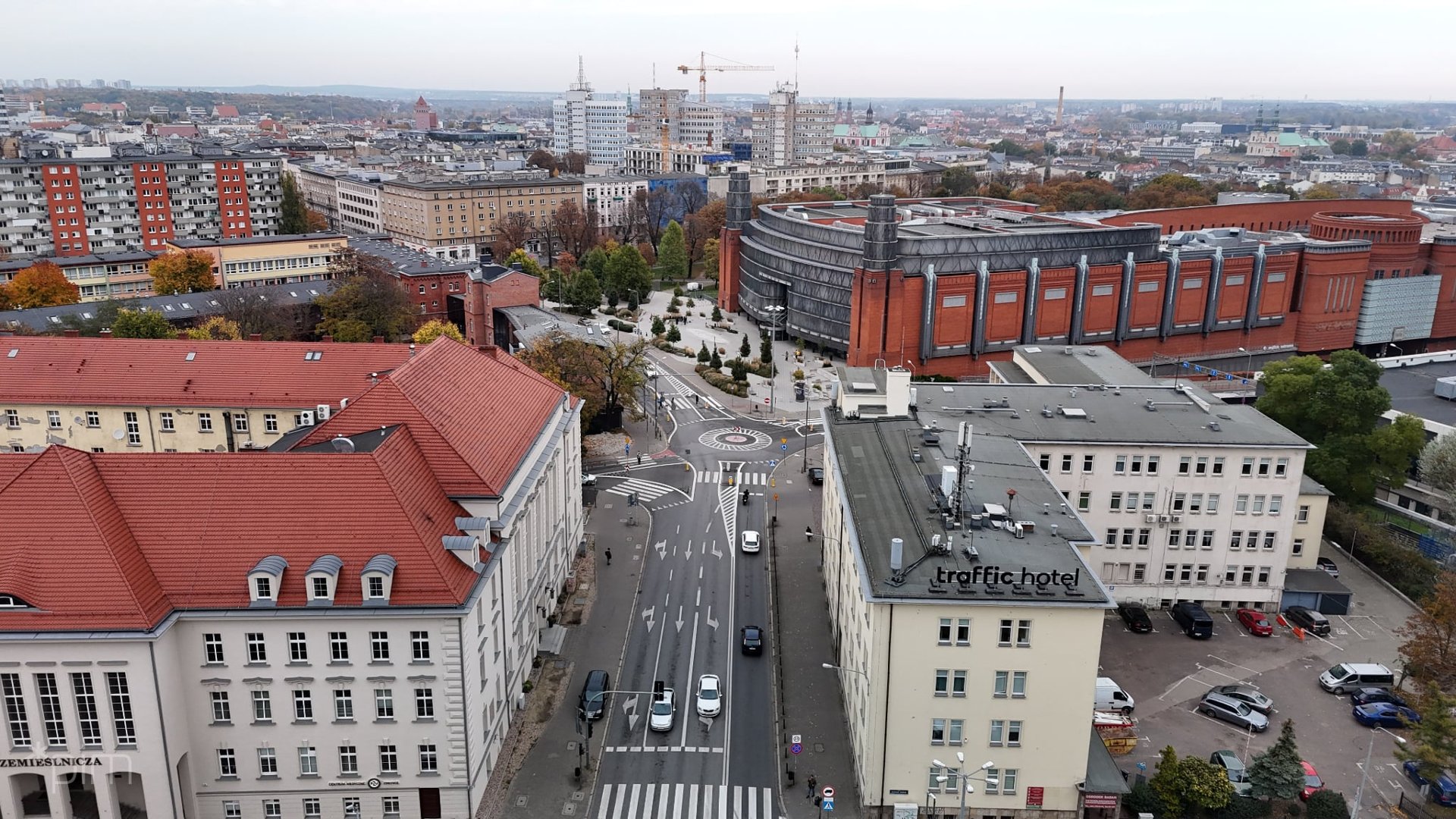 Widok z lotu ptaka na ul. Niezłomnych i Ratajczaka. Po prawej stronie widać budynek Starego Browaru