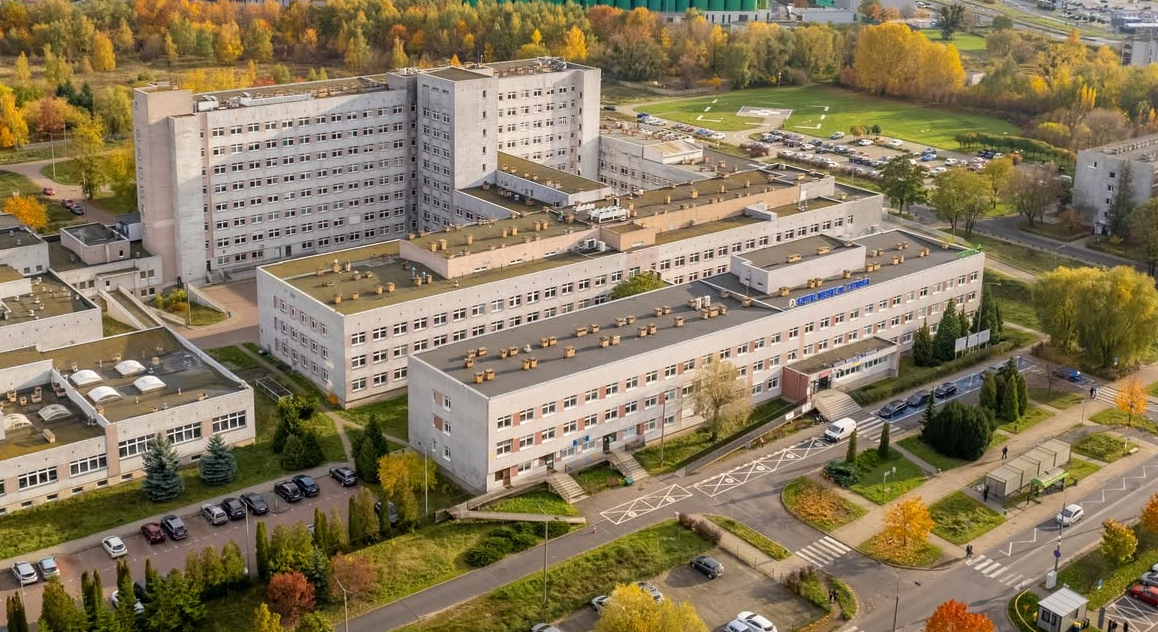 widok z loty ptaka na kompleks pawilonów, kilkupiętrowych, wokół parkingi