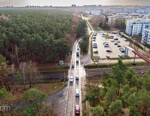 Widok zdrona na ul. Umultowską i przejazd kolejowy