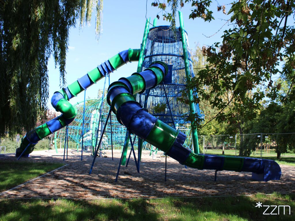 Wieża ze zjeżdżalniami w Parku Kasserna na os. Chrobrego w Poznaniu