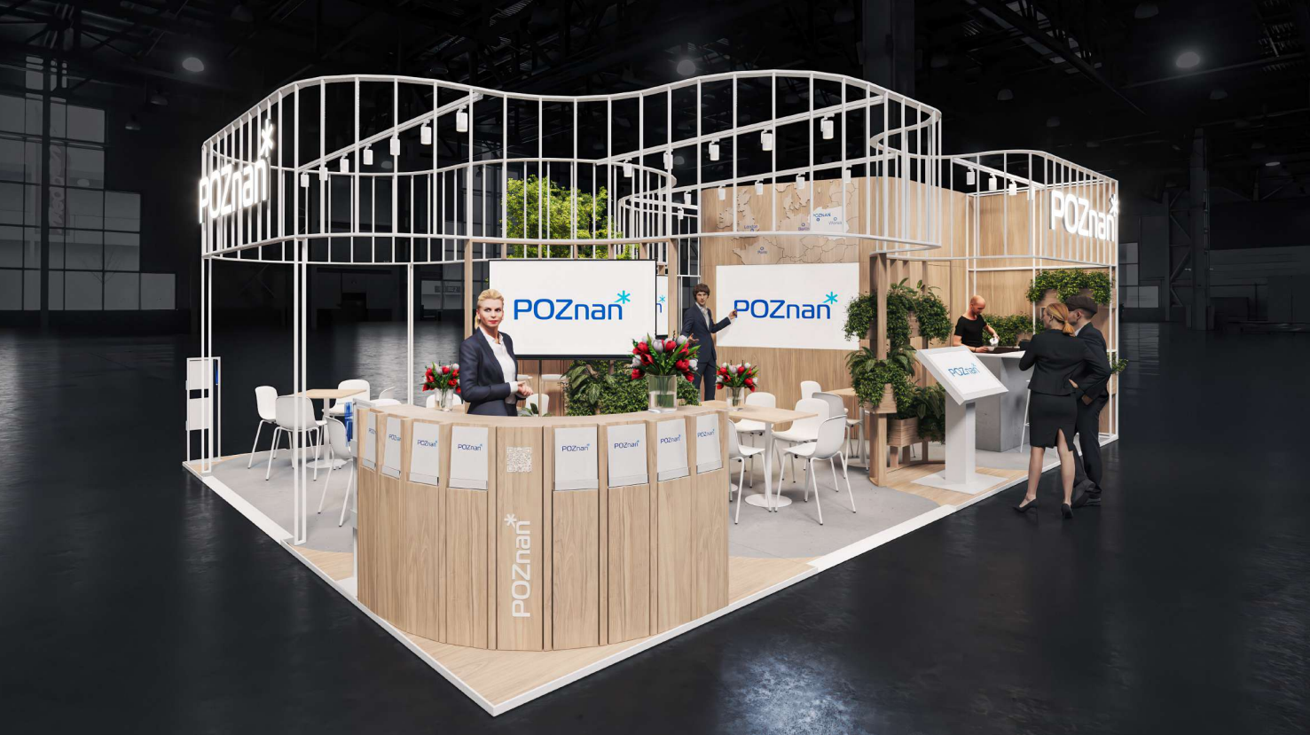 Wizualizacja nowoczesnego stoiska targowego miasta Poznań w ciemnej hali. Konstrukcja stoiska wykonana jest z jasnego drewna i białych, pionowych szczebli tworzących falistą linię u góry. Na stoisku widoczne są białe napisy "POZnan*", ekrany z tym samym logotypem oraz lady ekspozycyjne. Wewnątrz znajdują się stoliki z krzesłami, dekoracje z czerwonych kwiatów oraz zieleń w donicach. Przy ladach i ekranach stoją postacie ludzi w strojach biznesowych.
