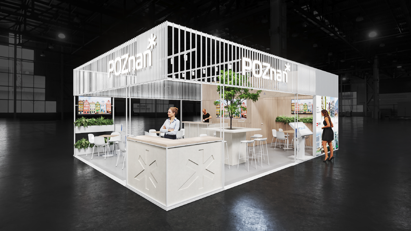 Wizualizacja stoiska Miasta Poznania. Zabudowa z jasnego drewna i białych elementów. Widoczny jest logotyp Poznania. Wewnątrz stoiska czekają stoliki z krzesłami.