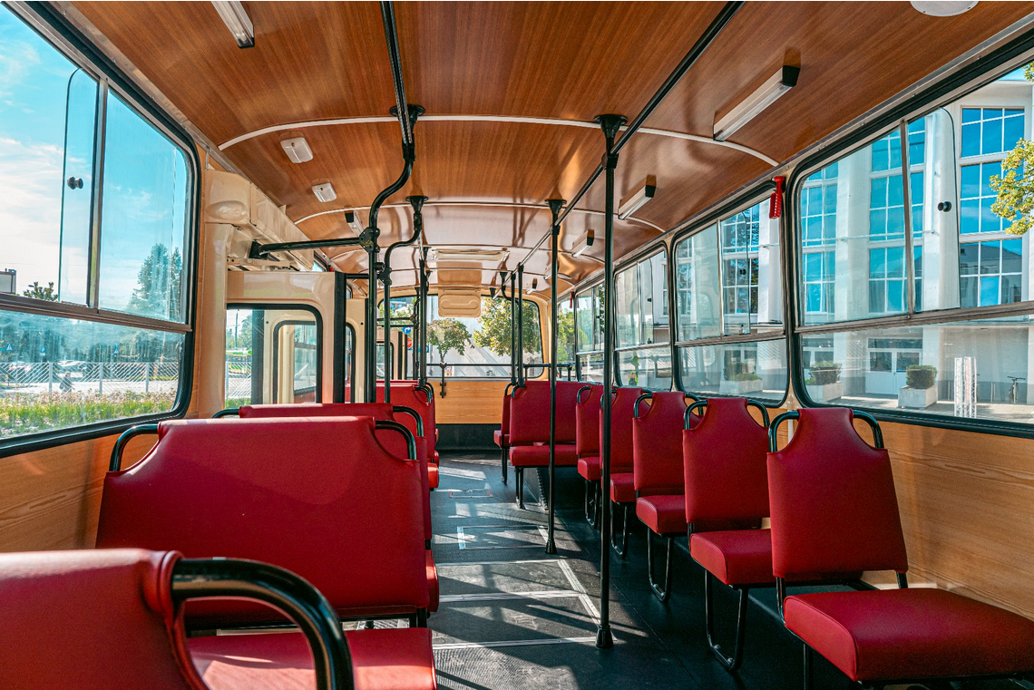 Wnętrze zabytkowego autobusu.
