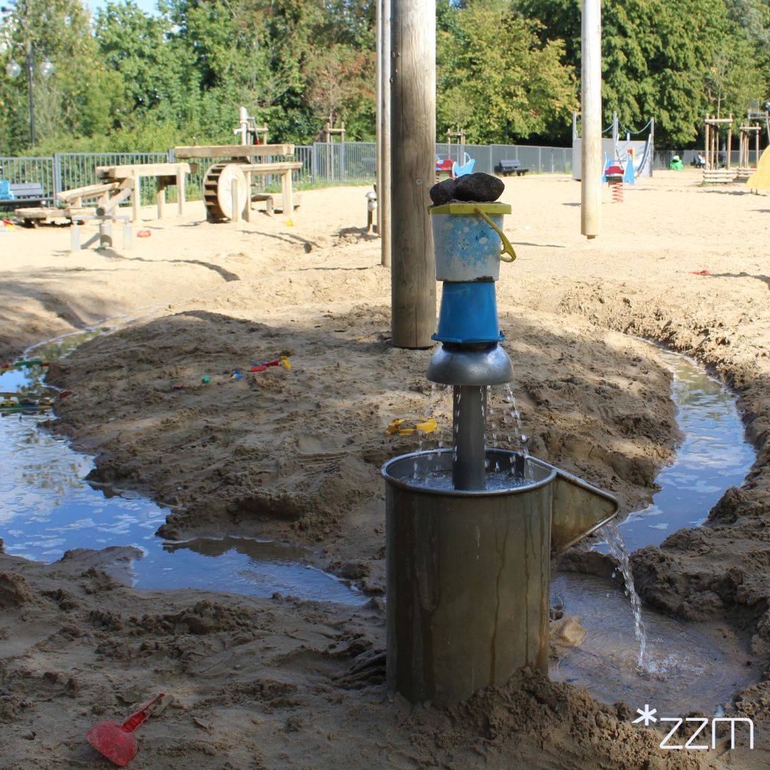 Wodny plac zabaw znajduje się w Parku im. Tadeusza Kirscke na Nadolniku