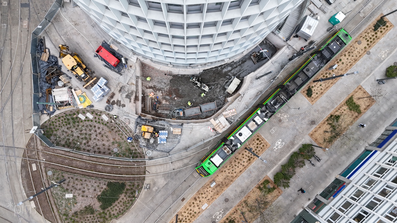 wykop przy Okrąglaku z lotu ptaka, obok tramwaj na torowisku