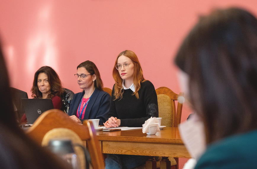 za stołem w sali konferencyjnej siedzą trzy kobiety - więcej w treści artykułu - grafika artykułu