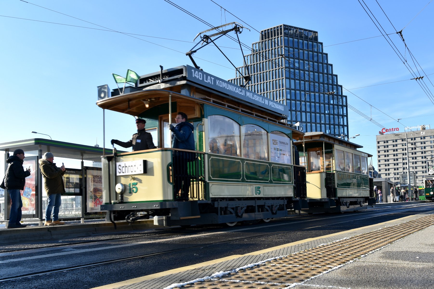 Zabytkowy tramwaj na moście Uniwersyteckim. W tle widać budynek Bałtyku