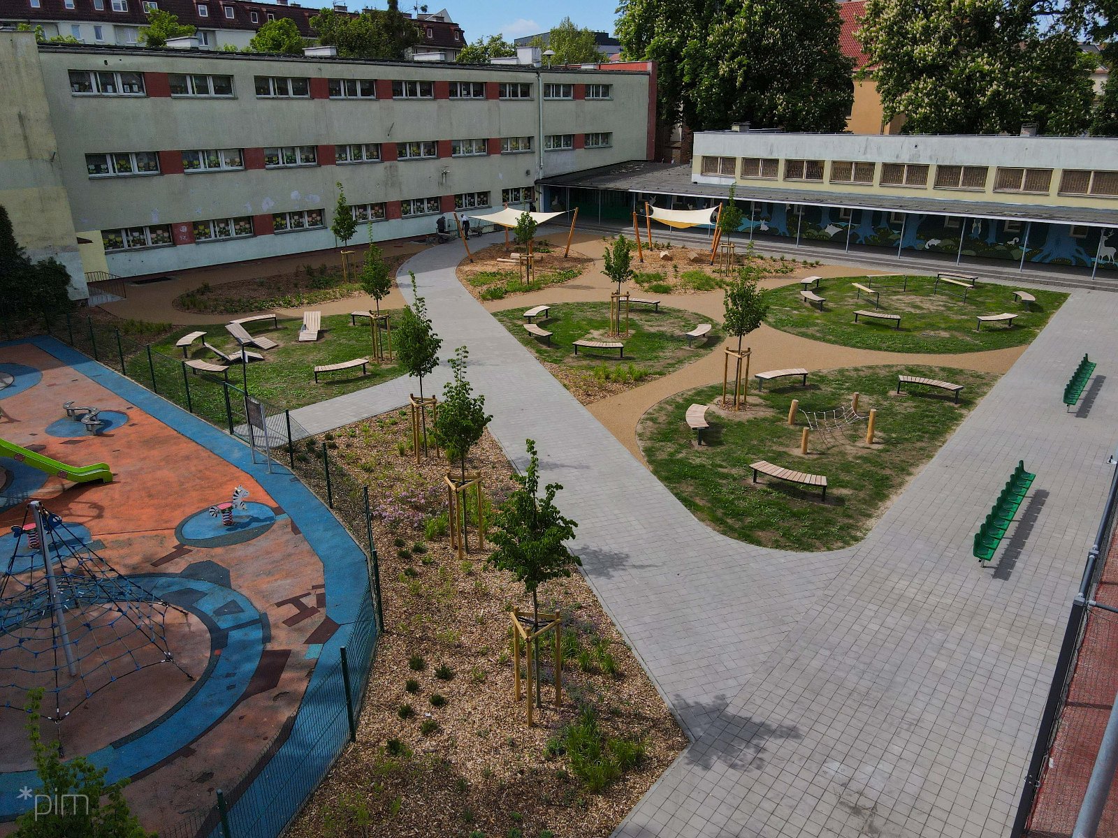Zagospodarowany zielenią teren przy ZSP nr 16