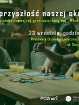 Na zdjęciu widać cztery osoby siedzące przy stole i grające w grę planszową. Po prawej od góry znajdują się napisy informacyjne dotyczące wydarzenia.