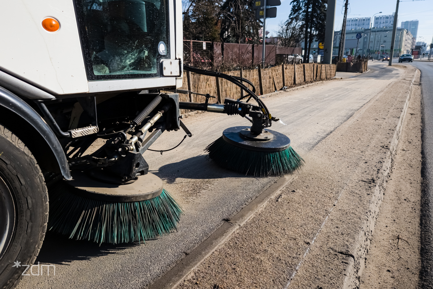Zamiatarka sprzątające część chodnika przy ulicy