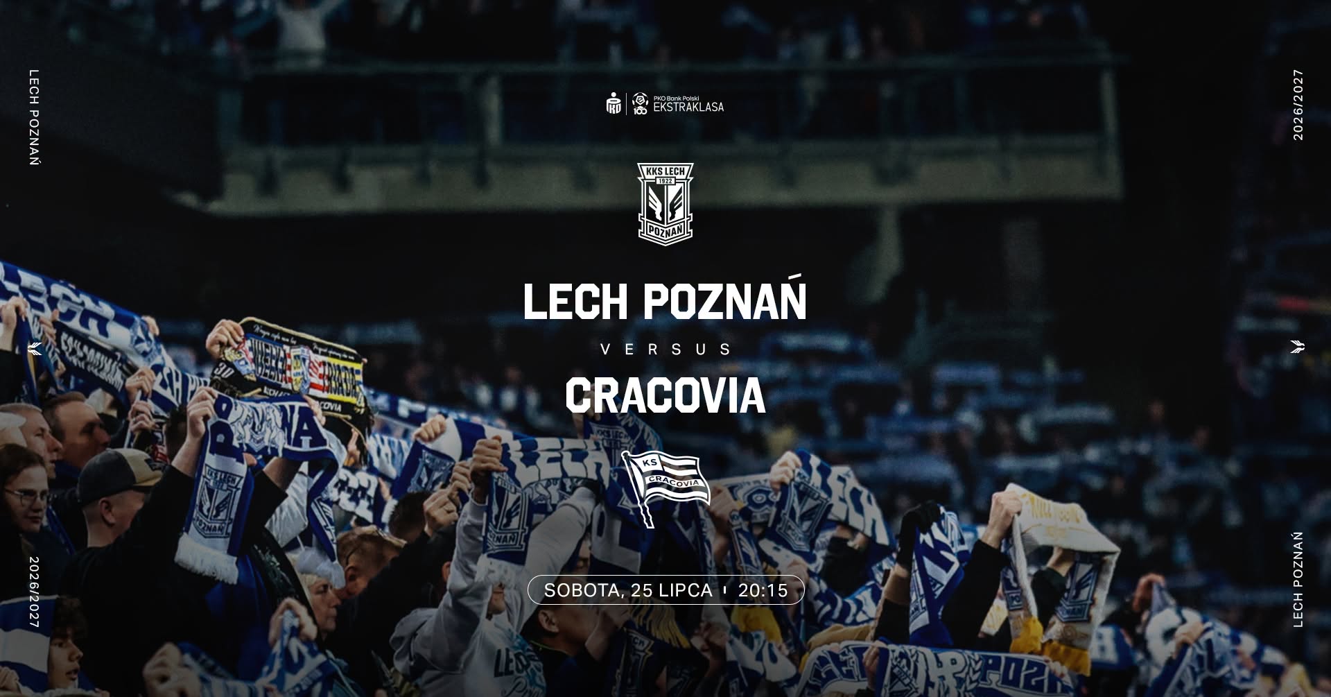 Zapowiedź meczu Lech Poznań - Cracovia - zdjęcie kibiców z uniesionymi szalikami, a na pierwszym planie białe nazwy drużyn oraz termin spotkania