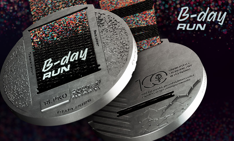 Zaprezentowano medal, który zawiśnie na szyi biegaczek i biegaczy po przekroczeniu mety 18. PKO Poznań Półmaratonu - na zdjęciu na ciemnym tle obie strony srebrnego medalu z logotypem imprezy i nazwą Uniwersytetu Ekonomicznego w Poznaniu