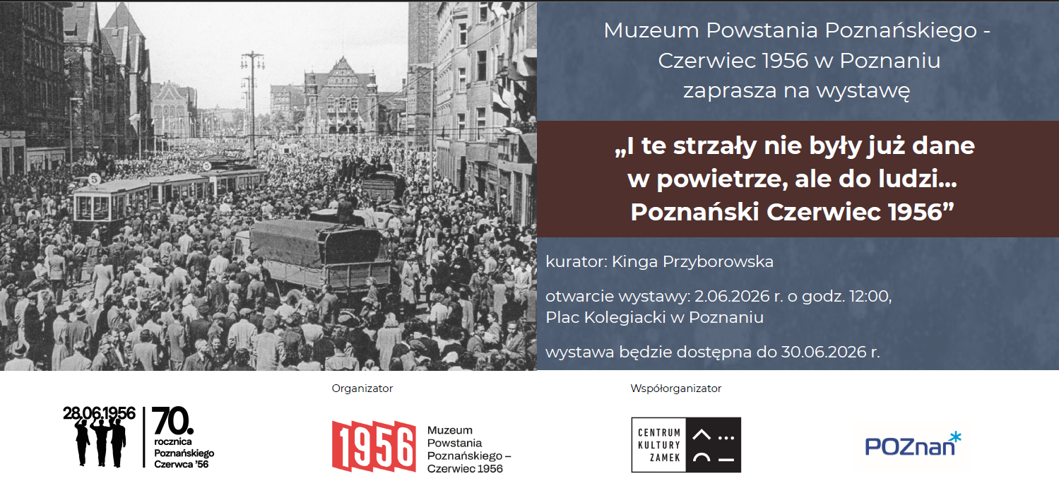 .Zaproszenie na wystawę. Na niebieskim tle brązowy prostokąt z białym napisem "Wystawa "I te strzały nie były już dane w powietrze, ale do ludzi... Poznański Czerwiec 1956". Pod spodem informaje o wystawie. Szczegóły w artykule.