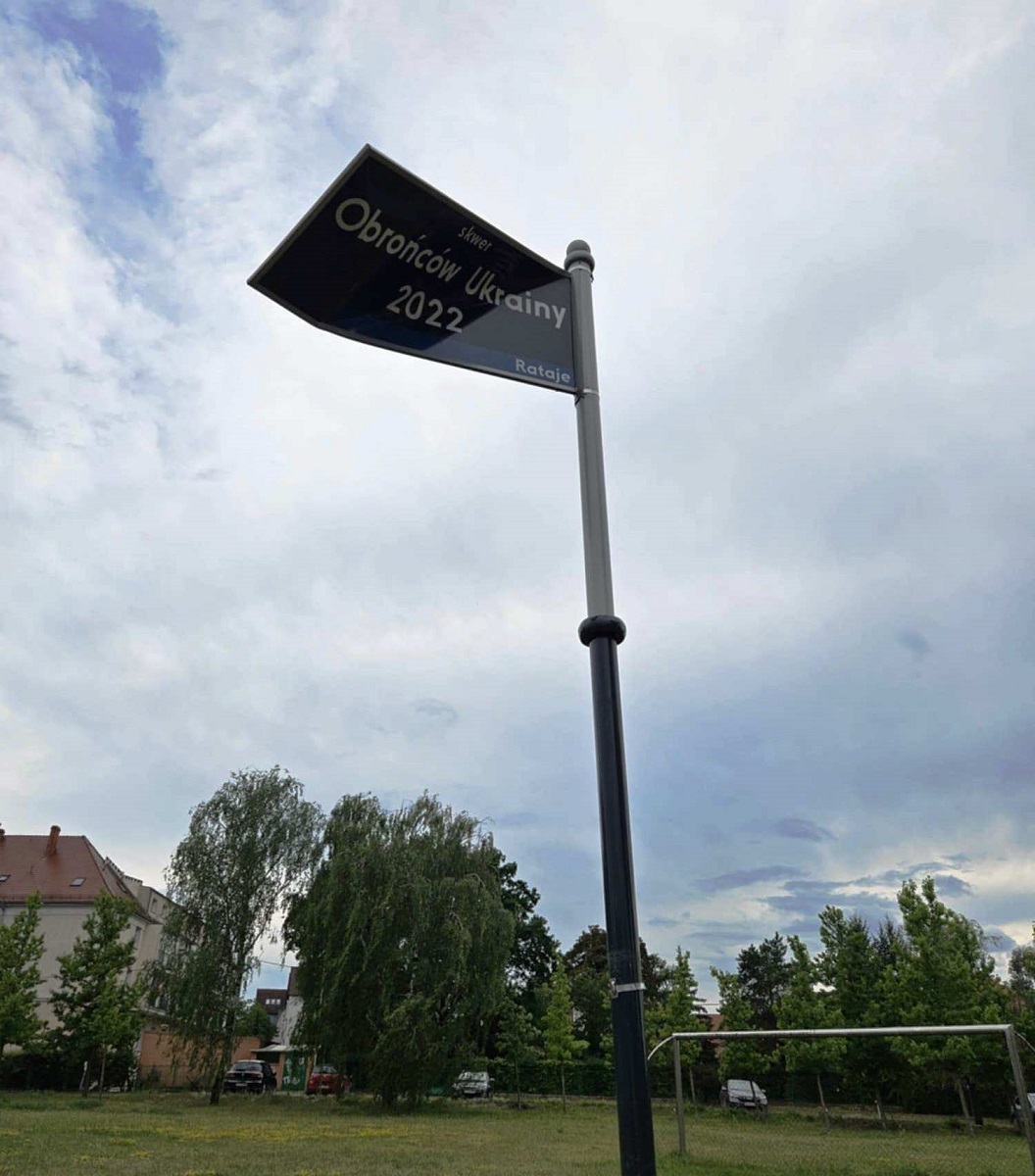 Zdewastowana tablica na skwerze Obrońców Ukrainy 2022