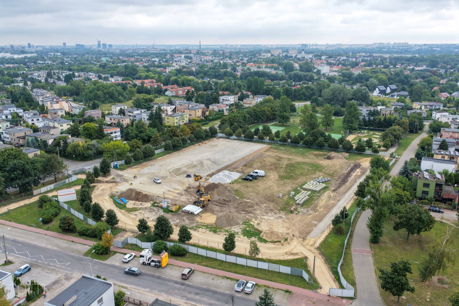 Zdjecia z lotu ptaka budowy kompleksu sportowego na Świerczewie