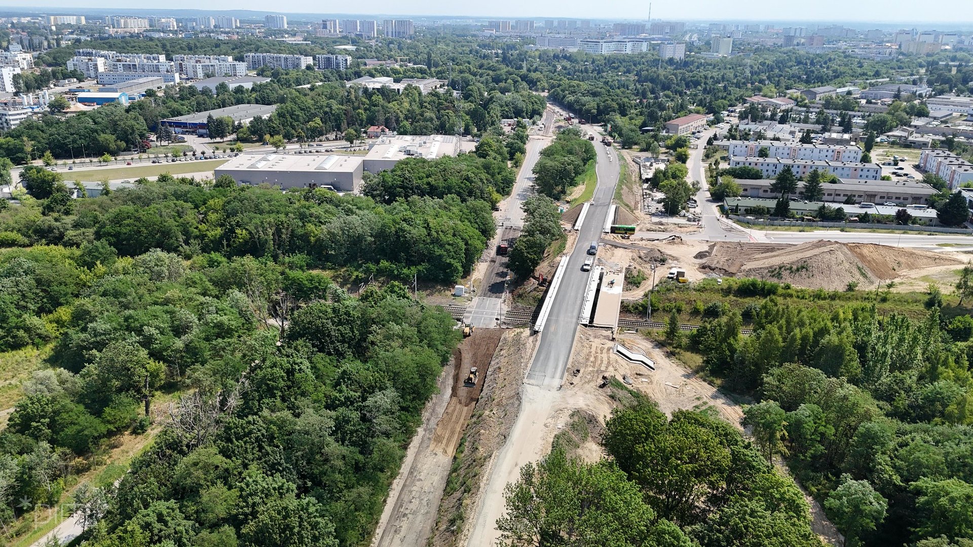 Zdjęcie budowanej drogi wiaduktu wzdłuż ul. Lutyckiej - widok z lotu ptaka na wiadukt i sąsiednie tereny zielone